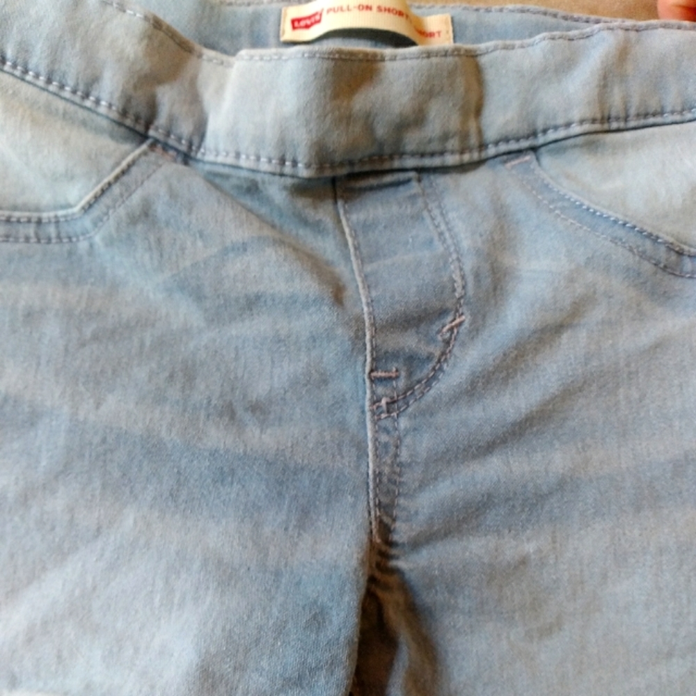 Levi's pull-on shorts size 7